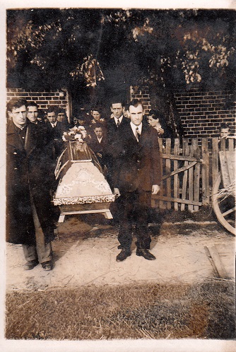 Fotografia z wiejskiego pogrzebu