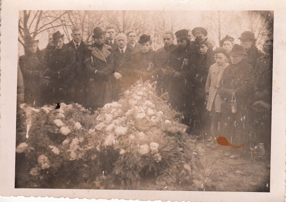 Fotografia grupy żałobników