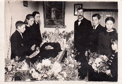 Fotografia z wiejskiego pogrzebu