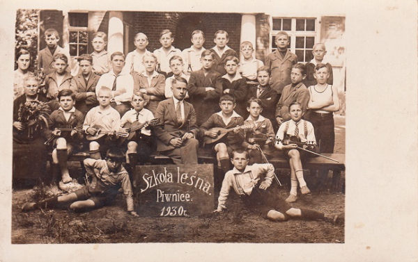 Fotografia Szkoły Leśnej w Piwnicach