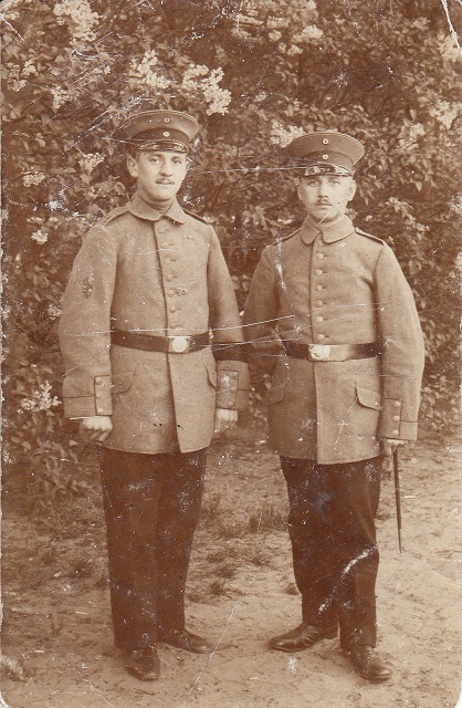 Fotografia dwóch żołnierzy w mundurach armii pruskiej
