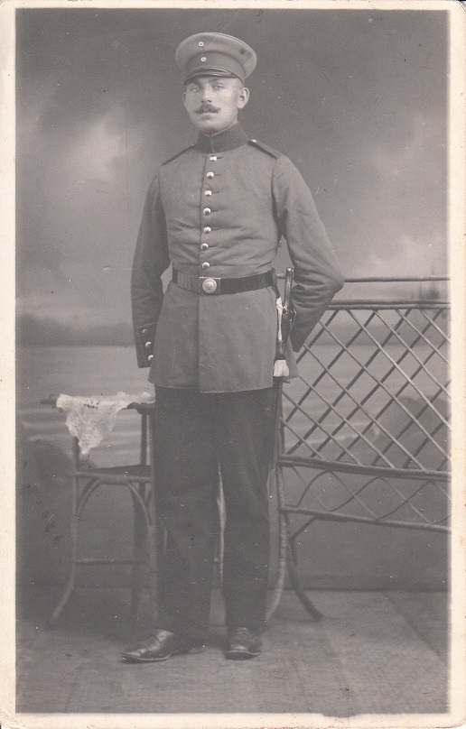 Fotografia mężczyzny w mundurze 